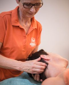 behandling massageterapi/NMT av nackens översta del